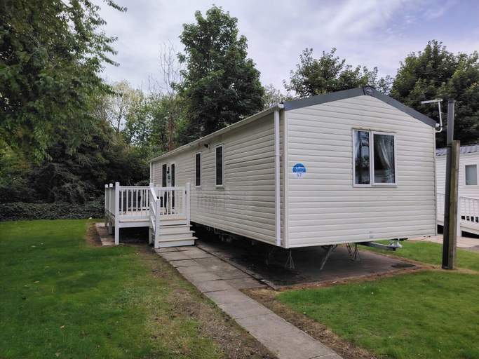 Exterior, 3 Bed Seaside Cabin Sleeps 8 - Pool Access, Lincolnshire