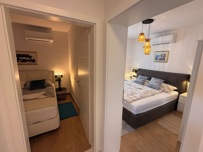 Room 2, Luxury Blue Sky, Vir