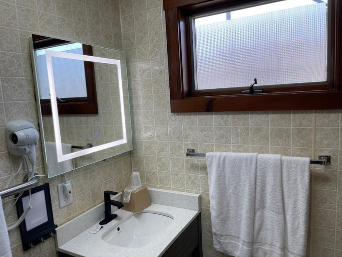Bathroom 2, Belmont Motel, Somerset