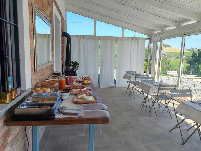 Outdoor dining, La Creusa, Asti