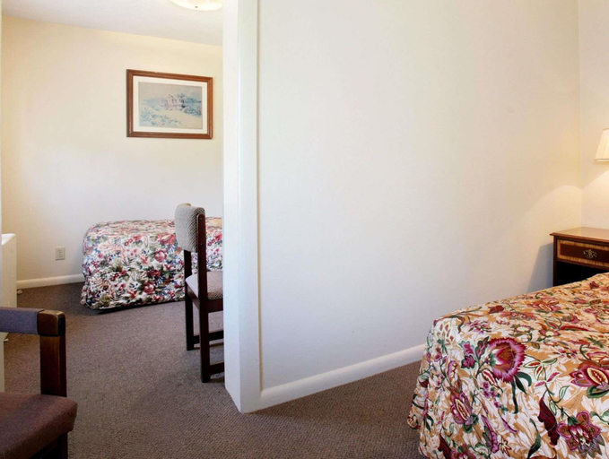 Bedroom 1, Knights Inn Oswego West, Oswego