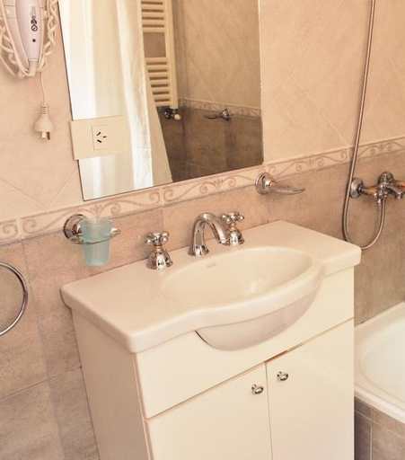 Bathroom 4, Rotui Apart Hotel, Lacar