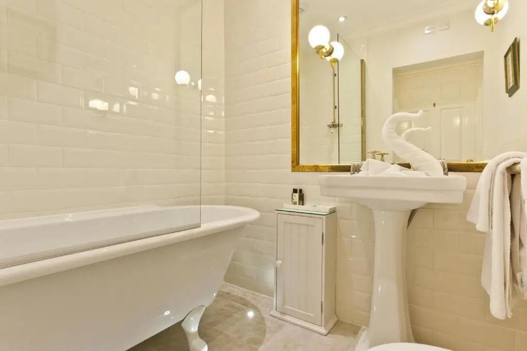 Bathroom, Bridge Hotel, Cumbria