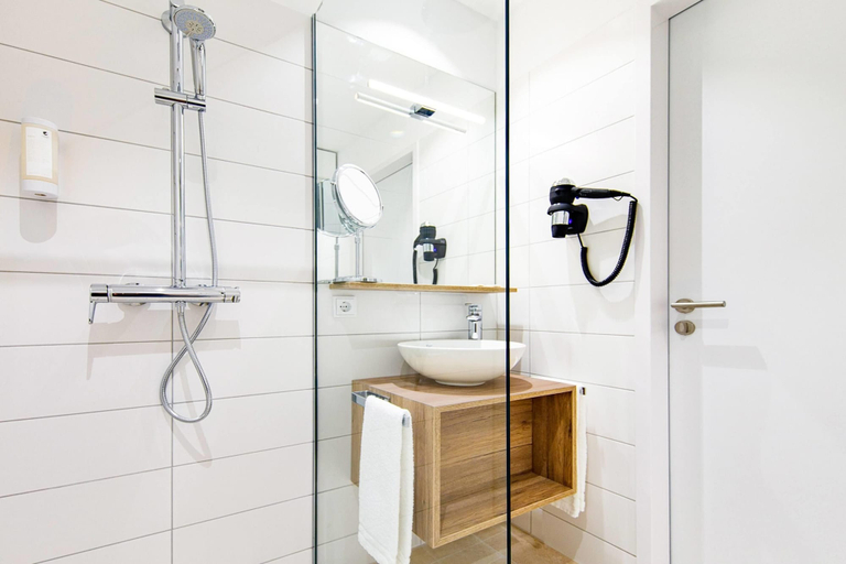 Bathroom 5, elaya hotel goeppingen, Trademark Collection by Wyndham, Göppingen