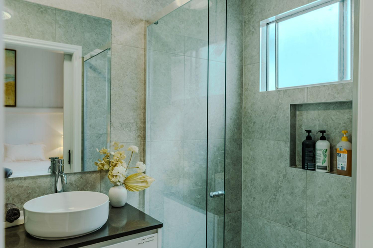 Bathroom 2, CBD/South Bank-5BR House  3.5Baths Aircon 3Carpark, Brisbane
