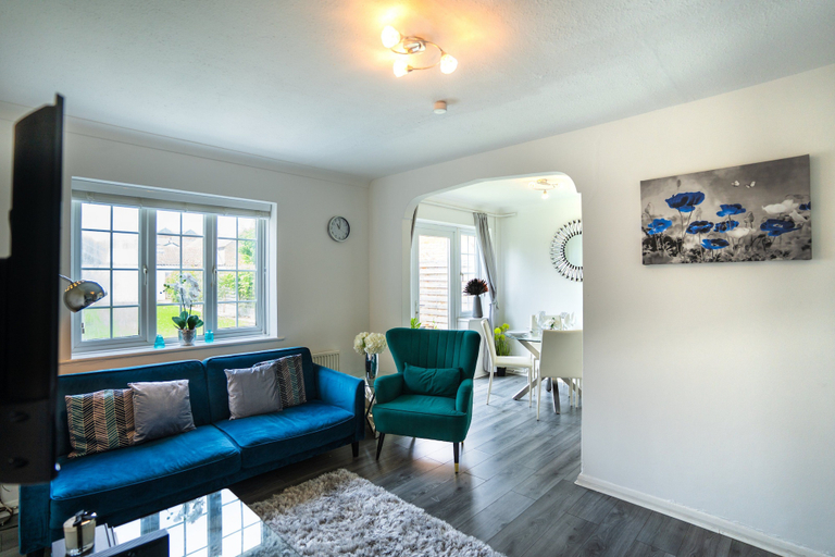 Living area 4, 3-Bed Hse in Central Windsor w/Garden, Slough