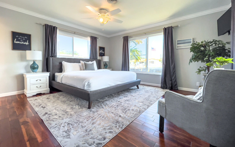 Interior 2, Dockside Daydreams, Cozy, Canal Front With Pool, Broward