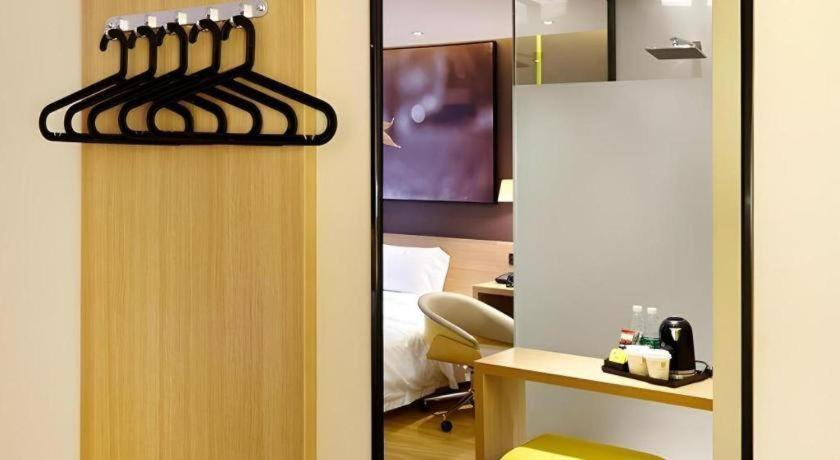 Others 4, 7 Days Premium Chongqing Fuling Binjiang Avenue Branch, Chongqing