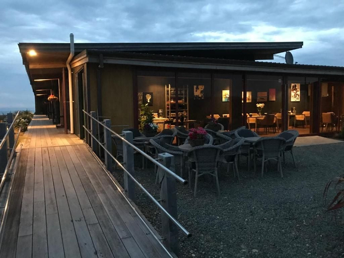 Outdoor dining, The Cliffs Seaside Lodge, Southland