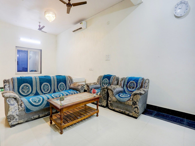 Living area, Deluxe Shree Gopal Upwan, Varanasi
