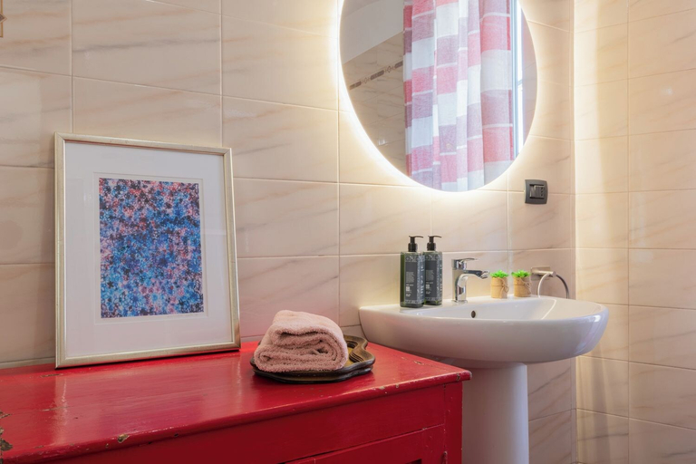 Bathroom 5, Finestra sulle Porte Palatine by Wonderful Italy, Torino