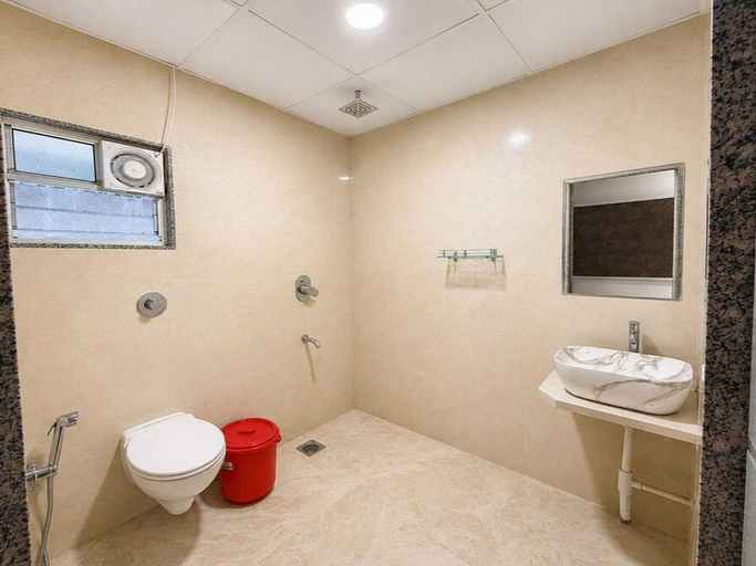 Bathroom 4, Classic Jungle Eye, Satara