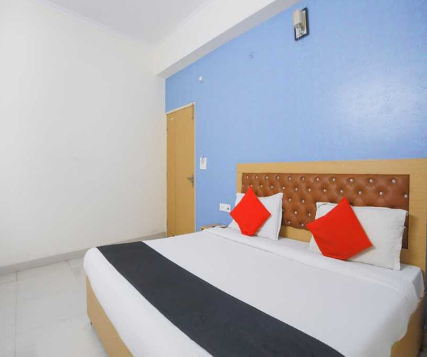 Room 5, Deluxe Daya Hotel, Gautam Buddha Nagar