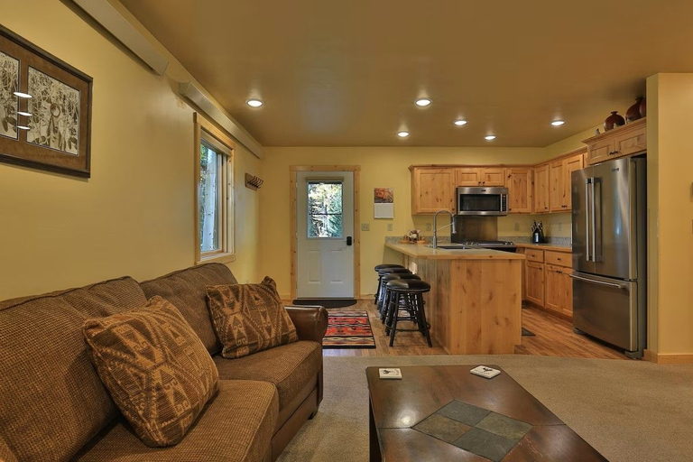 Living area 2, The Aspen Cabin, Gallatin