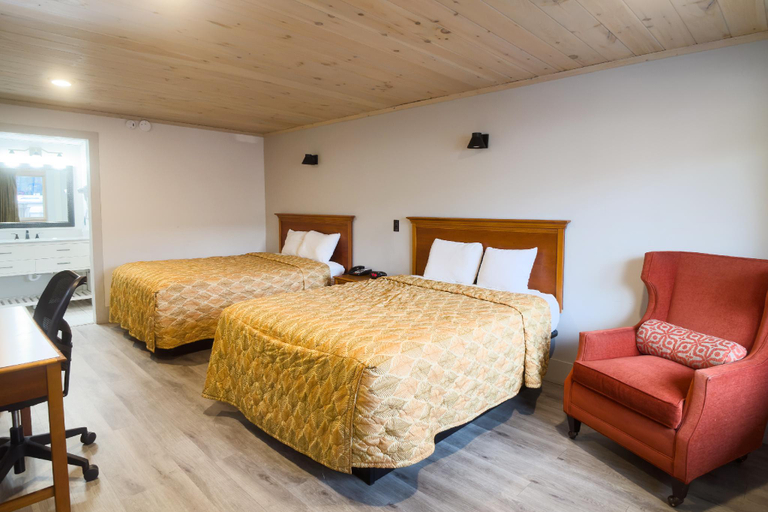 Bedroom 2, Tennessee Mountain Lodge Riverside by OYO, Sevier