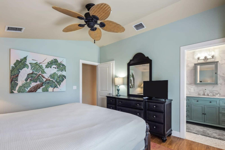 Room 4, Sky Suites Retreat by Brightwild 2 Stunning Condos, Monroe