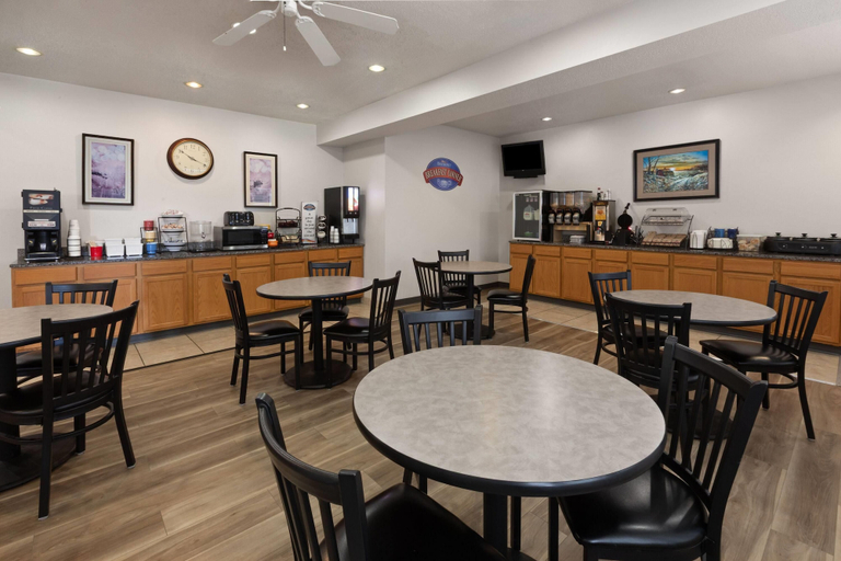Food & Drinks 5, Baymont by Wyndham Harlan, Shelby