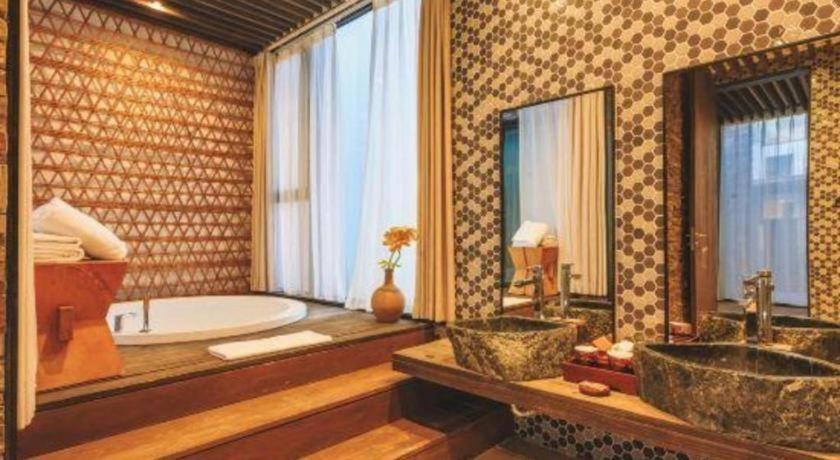 Bathroom 3, Erhai Lake Seclusion Life, Dali Bai