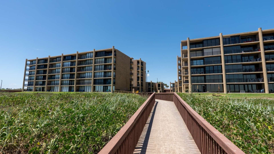 Property grounds 3, Sea Vista Beachfront 3br - Heated Pool 3 Bedroom Apts, Cameron
