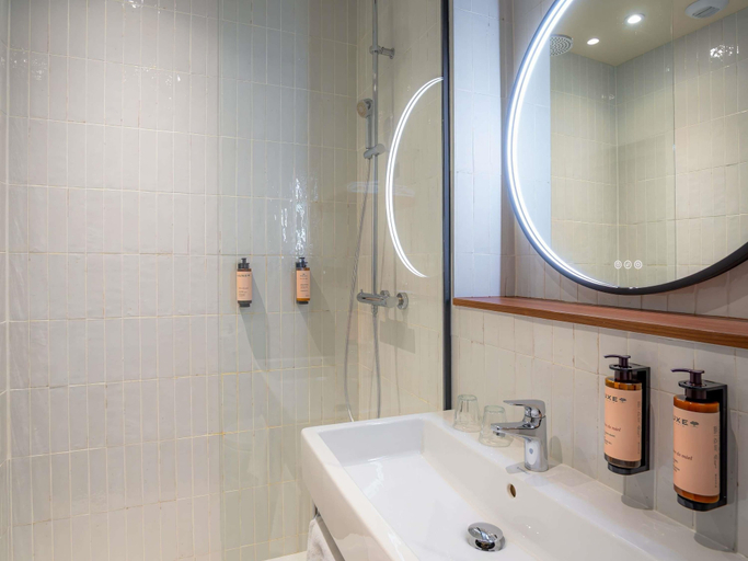 Bathroom 5, Mercure Paris Montparnasse Pasteur, Paris