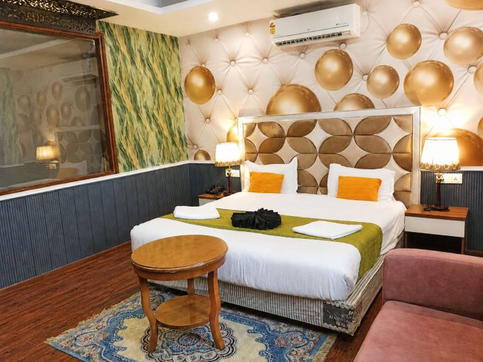Room 3, Royal Saffron by Stay Pattern- City Center, Srinagar