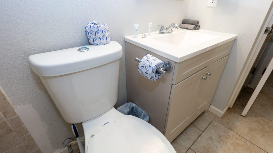 Bathroom 2, 2br Half Block To Beach, Garage, Heated Pool 2 Bedroom Apts, Cameron