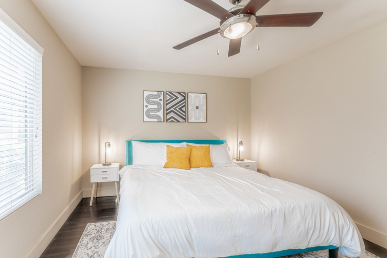 Room 2, Spacious 1BR Close to Downtown w Fast Wifi w Pool, Travis