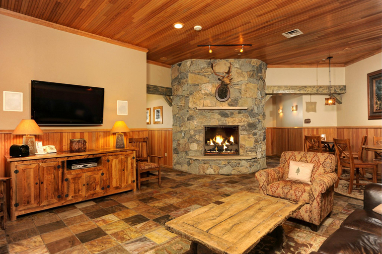 Public Area, Jackpine & Black Bear Lodge, Summit