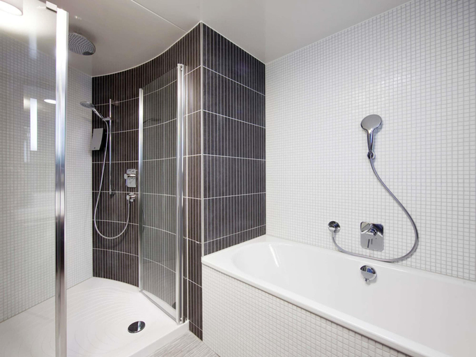Bathroom 5, Novotel Suites Paris Issy les Moulineaux, Hauts-de-Seine