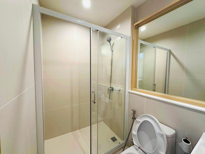 Bathroom 2, Spacious 3-bedroom House With Shared Pool Near Mega Bangna, Bang Phli
