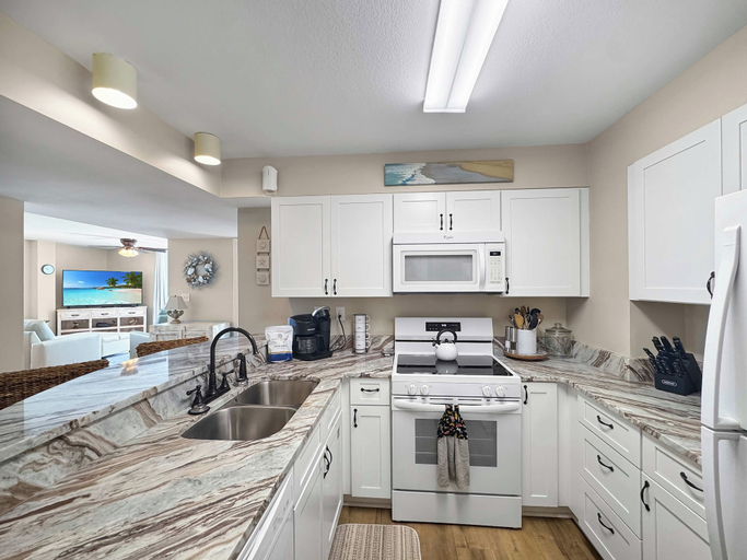 Private kitchen 4, Compass Point 109 & Lagoon View, Baldwin