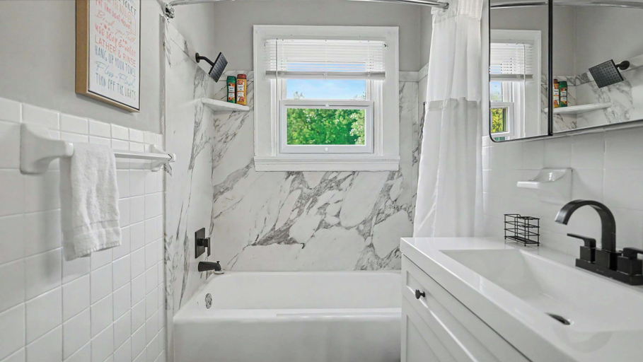 Bathroom 5, Cincy 5BR Retreat Xavier + Zoo Sleeps 7, Cincinnati