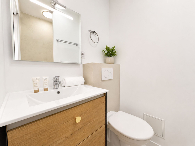 Bathroom 2, 1550 Nazareth, Paris