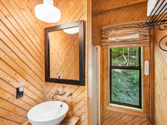 Bathroom 3, Dreams & Streams by Jackson Mountain Rentals, Sevier