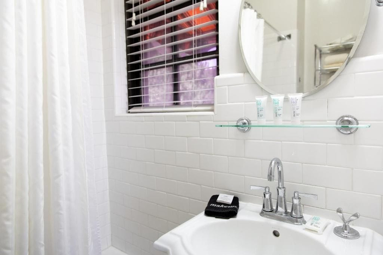 Bathroom 5, Hotel El Capitan, Culberson
