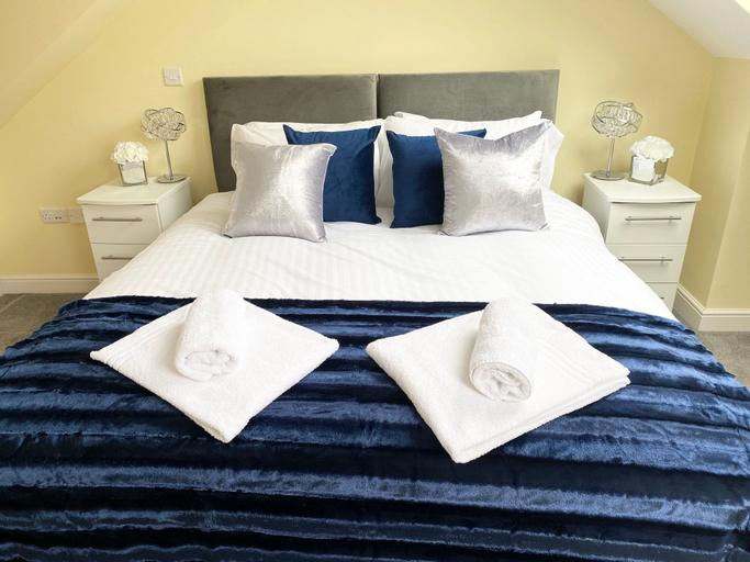 Room 4, Modern 4-Bed House | Windsor | Driveway + Garden, Windsor and Maidenhead