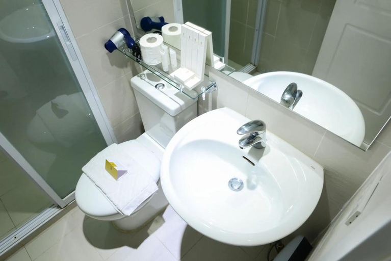 Bathroom, SIGLO SUITES @ The Azure Urban Resort Residences, Parañaque