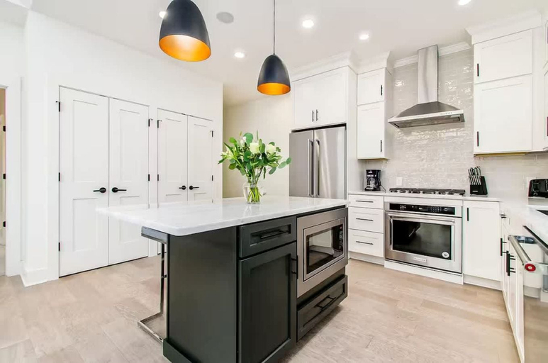 Private kitchen, Jungle House Designer Residences – Downtown Columbus, Franklin