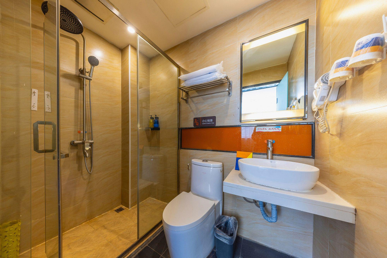 Bathroom 3, 7 Days Premium·Dingxi Railway Station, Dingxi
