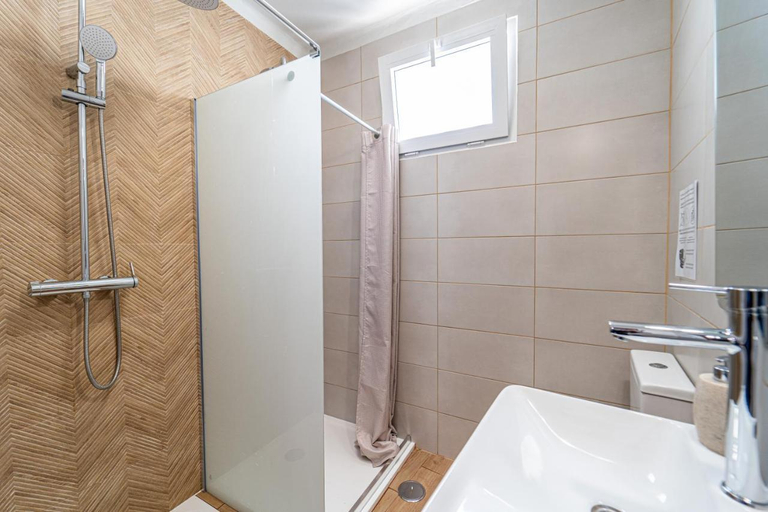 Bathroom 3, Sandy Bottoms Hostel, Albufeira