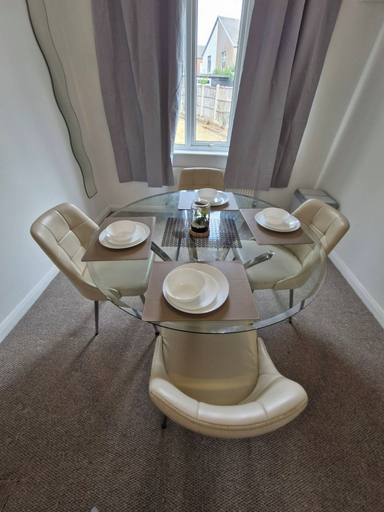 Dining, Cosy 3-bed Home Close to City and Shops, Coventry