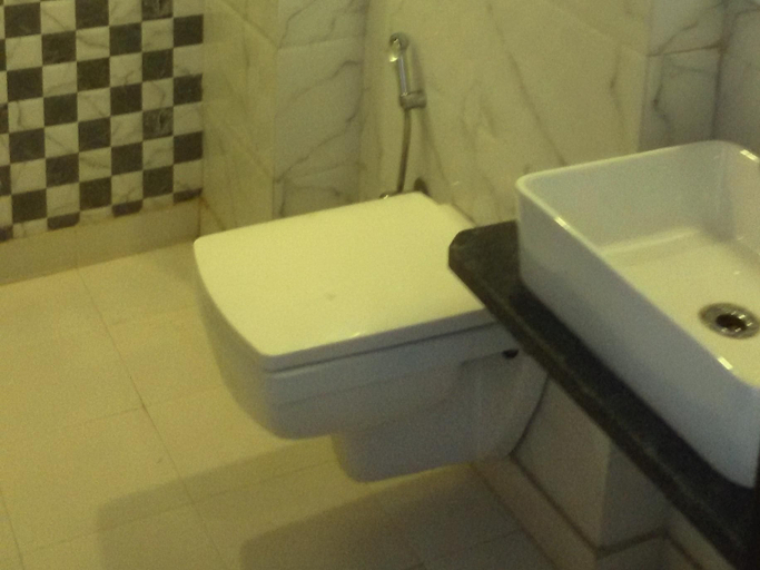 Bathroom 2, Oly Saffron Near New Delhi Railway st., Delhi