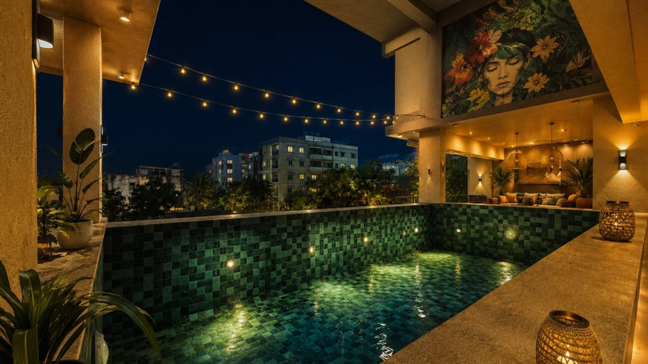Pool, C Suites Gateway, Bangalore