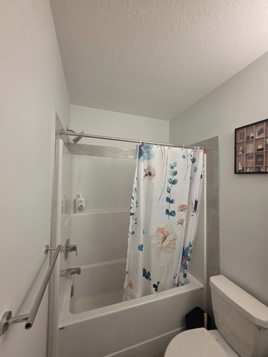 Bathroom 4, Charming 2-bedroom House Rental in Calgary - Welcome to Homely Harbour!, Division No. 6