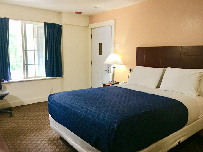 Bedroom 4, Passport Inn And Suites Middletown, Middlesex