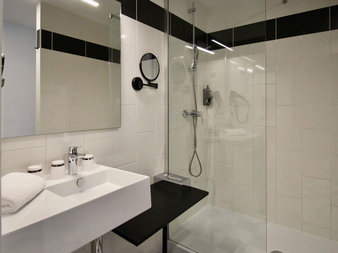Bathroom 4, ibis Styles Dijon Sud Domaine de Beauregard, Côte-d'Or