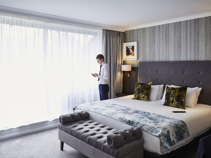 Bedroom 3, Mercure Sheffield Kenwood Hall & Spa, Sheffield