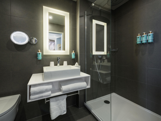 Bathroom 5, Novotel Paris 20 Belleville, Paris