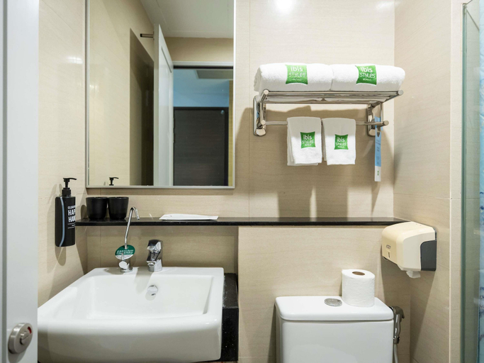 Bathroom 5, ibis Styles Singapore Albert, Singapura