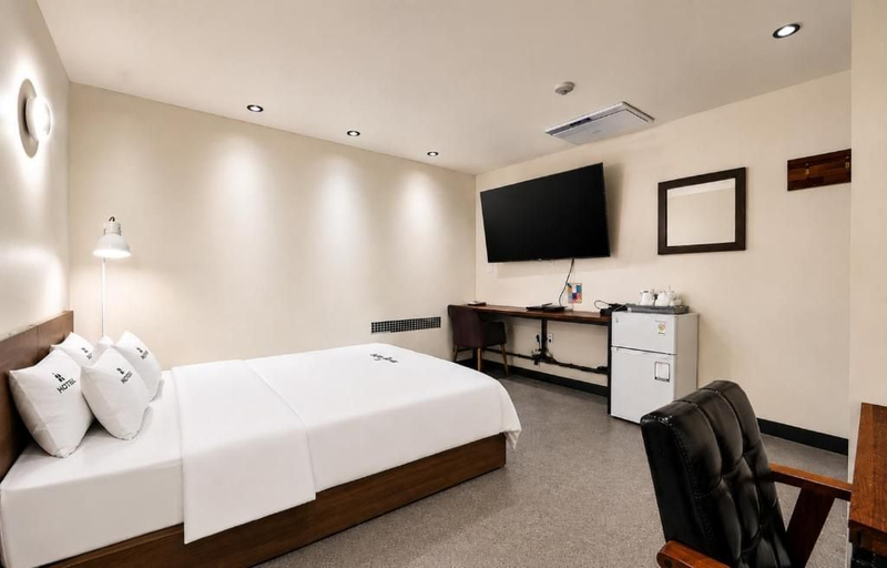 Room 5, Daily Motel, Jung